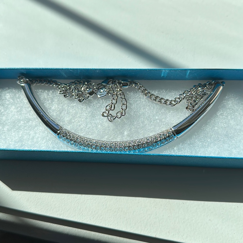 TCS white collar necklace